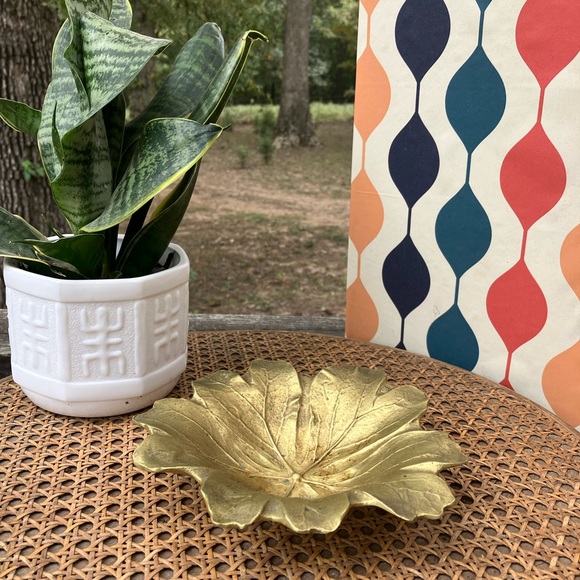 Virgina Metal Crafters 1948 Heavy Brass Leaf Dish/Bowl - Picture 3 of 9